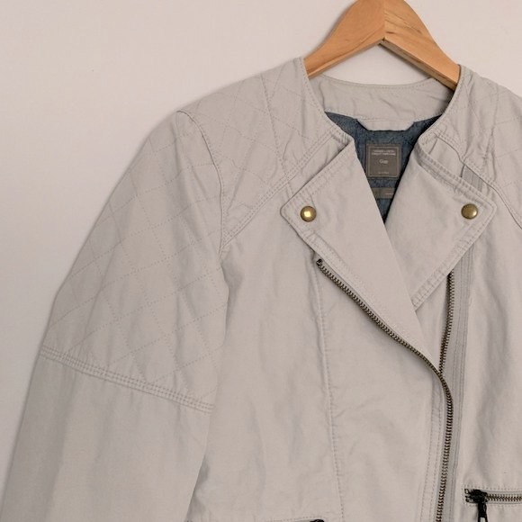 GAP Fall Modern Contemporary Quilted Zip Up Moto Jacket in Light Gray (US 6) - Picture 4 of 6